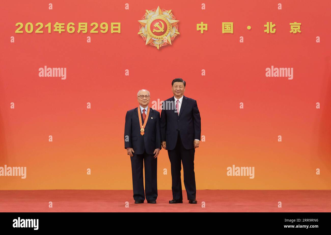 210629 -- PECHINO, 29 giugno 2021 -- il presidente cinese Xi Jinping, anche segretario generale del Comitato centrale del PCC del Partito Comunista Cinese e presidente della Commissione militare centrale, presenta la Medaglia del 1° luglio, il più alto onore del partito, a LYU Qiming alla cerimonia di premiazione presso la grande sala del popolo di Pechino, capitale della Cina, 29 giugno 2021. La cerimonia di premiazione della medaglia del 1° luglio si è tenuta martedì mattina presso la sala grande del popolo di Pechino. CHINA-BEIJING-XI JINPING-1 LUGLIO CERIMONIA DI PREMIAZIONE DELLA MEDAGLIA CN LIXXUEREN PUBLICATIONXNOTXINXCHN Foto Stock