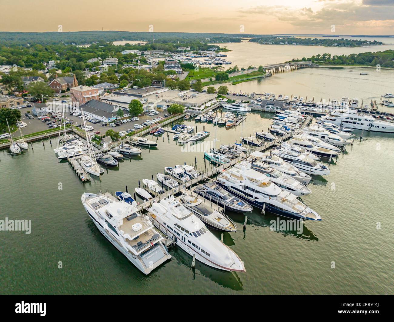 Vista aerea dei costosi yacht al molo di Sag Harbor, new york Foto Stock