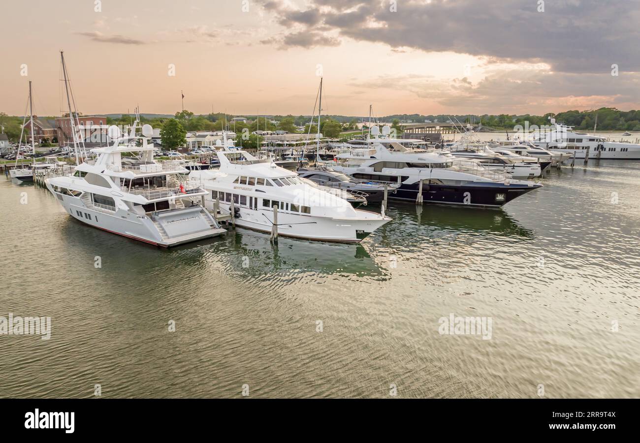 Vista aerea di un gruppo di yacht al molo di Sag Harbor, NY Foto Stock