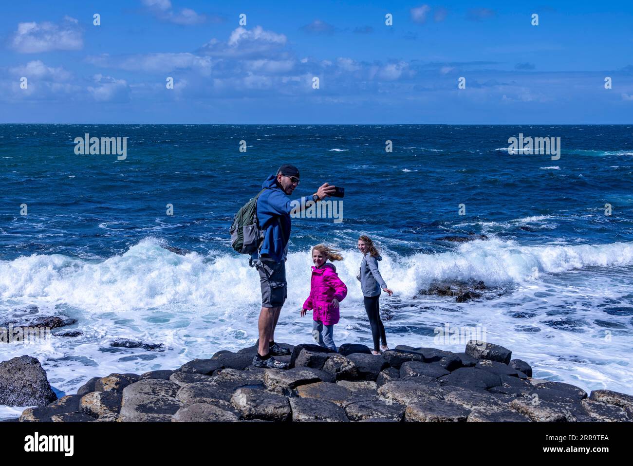 Turisti al Giant's Causeway, contea di Antrim, Irlanda del Nord Foto Stock