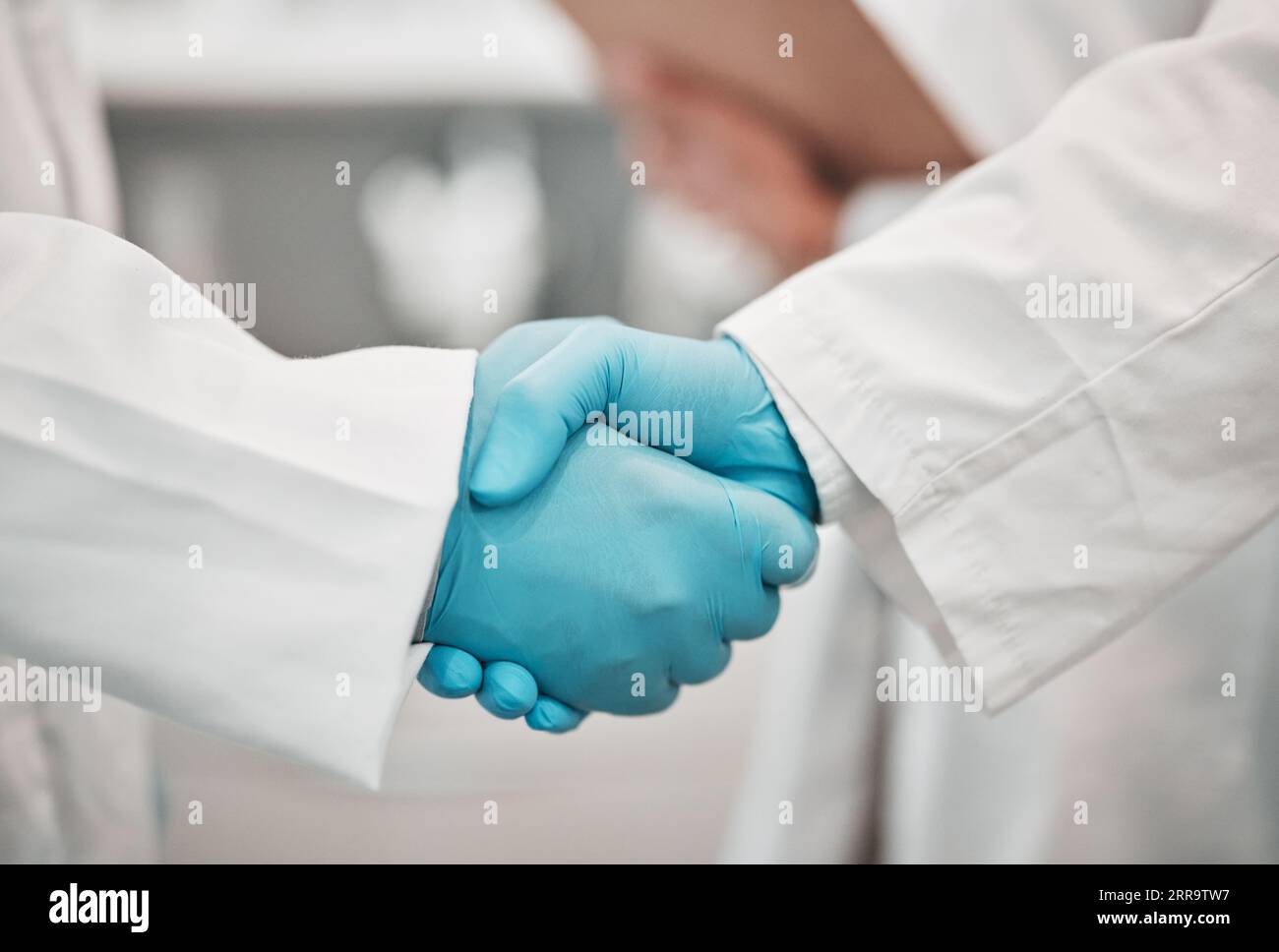 Primo piano, medico e ricerca con stretta di mano, persone e accordo con promozione, cooperazione e partenariato. Lavoro di squadra, scienziati e personale che tremano Foto Stock