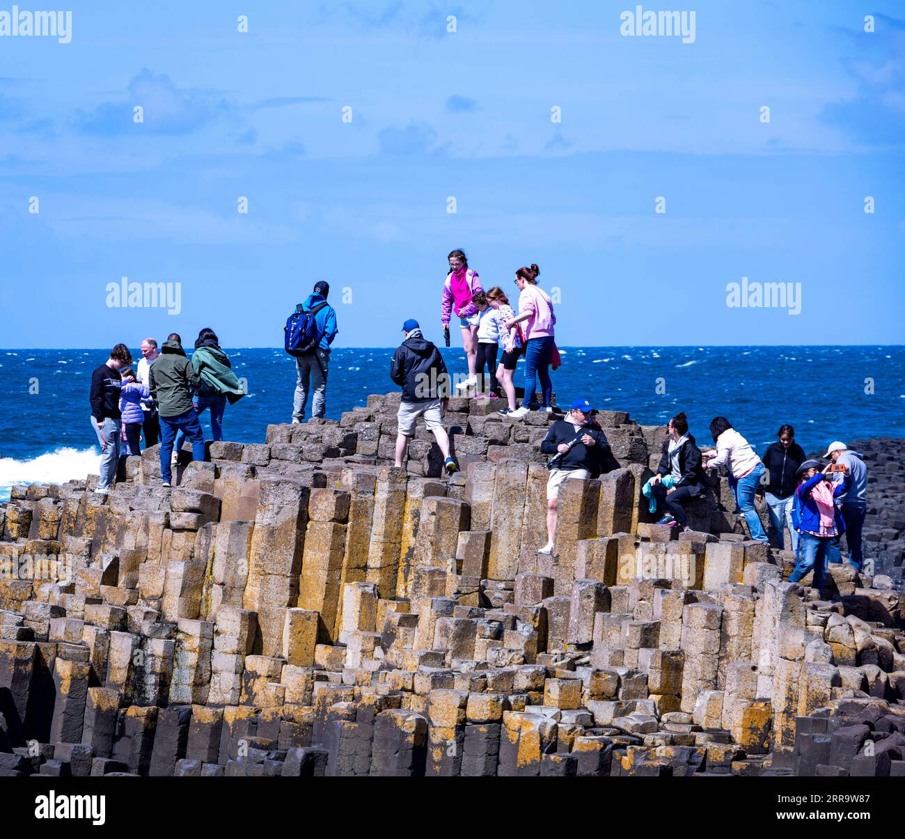 Turisti al Giant's Causeway, contea di Antrim, Irlanda del Nord Foto Stock