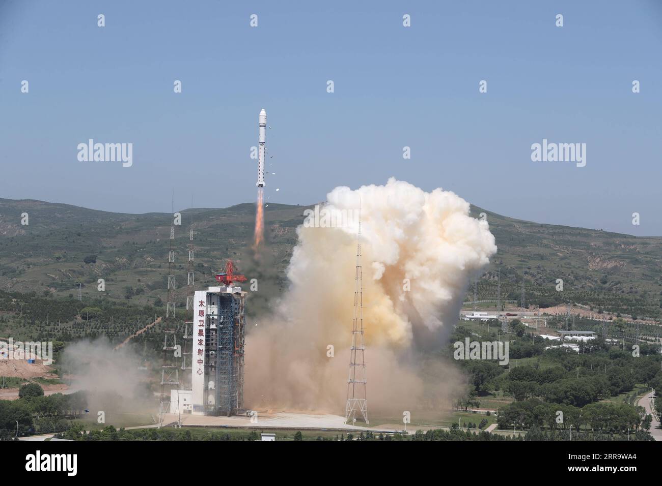 210703 -- TAIYUAN, 3 luglio 2021 -- Un lungo razzo March-2D che trasporta il satellite Jilin-1 01B esplode dal Taiyuan satellite Launch Center nella provincia dello Shanxi della Cina settentrionale, il 3 luglio 2021. Questa era la 376a missione di volo della serie Long March Rocket, ha detto il centro di lancio. Foto di /Xinhua CHINA-SHANXI-TAIYUAN-SATELLITE-LANCIO CN ZhengxTaotao PUBLICATIONxNOTxINxCHN Foto Stock