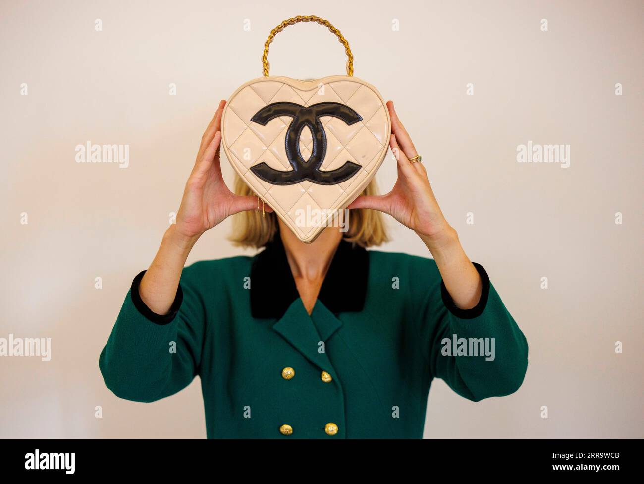 Londra, Regno Unito 7 settembre 2023 Karl Lagerfeld per Chanel; A beige Patent Leather Heart Vanity Bag, Primavera 1995, stimato £ 15.000-20.000 Bonham è pronto a far luce sul mondo di Chanel. In coincidenza con l'apertura della mostra V&AÕs Gabrielle Chanel Fashion Manifesto, Bonhams Knightsbridge ospiterà The Art of Luxury: Chanel, la loro seconda vendita londinese dedicata all'artigianato di Chanel. I saldi online del 11-21 settembre presenteranno articoli di lusso della Maison, tra cui borse, gioielli e una selezione di alta moda, tutti realizzati a mano nell'atelier Chanel. Foto Stock