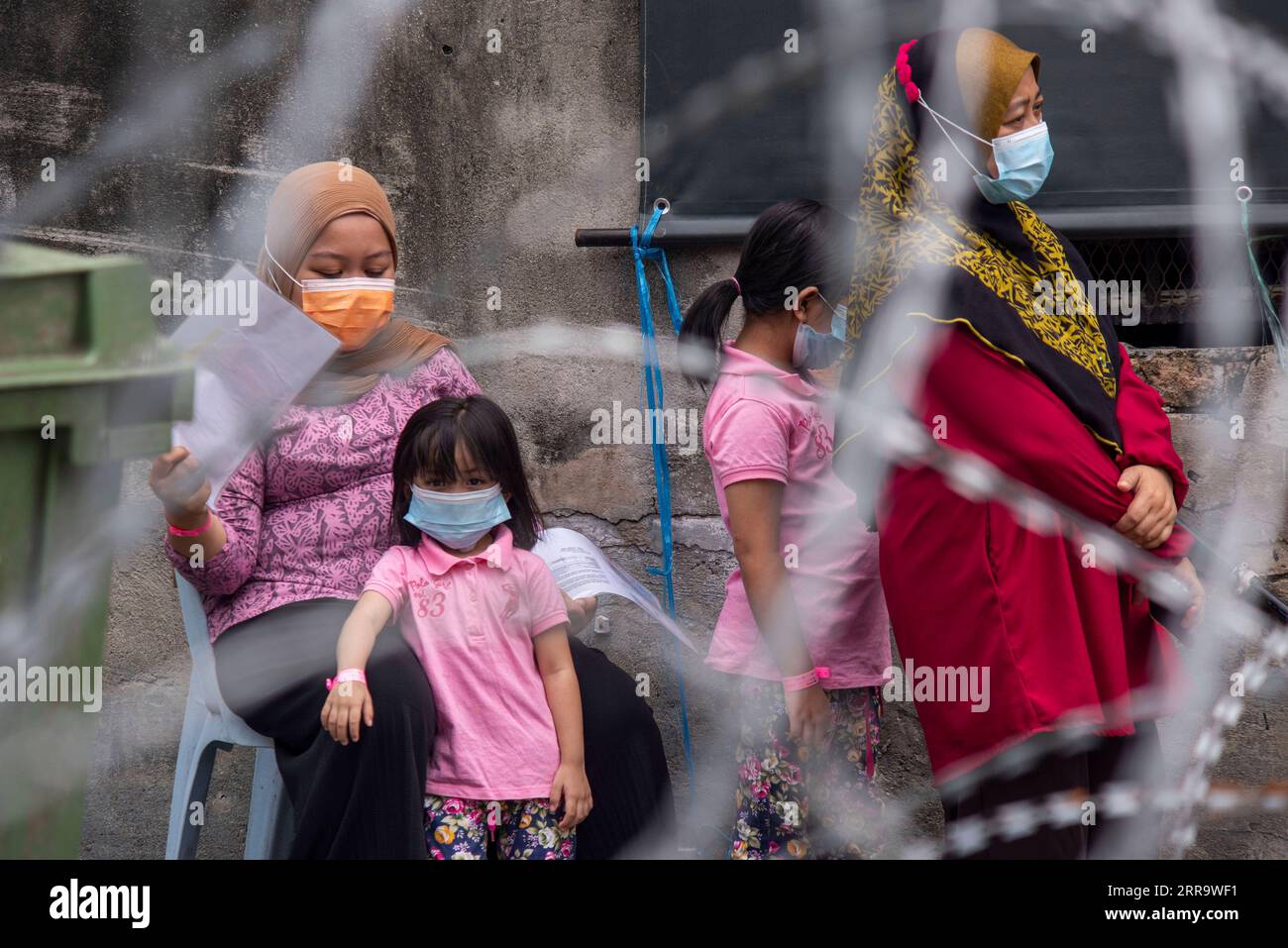 210703 -- KUALA LUMPUR, 3 luglio 2021 -- le persone che indossano maschere per il viso aspettano i test con tampone in un'area soggetta a misure più restrittive di controllo del movimento per frenare la COVID-19 a Kuala Lumpur, Malesia, 3 luglio 2021. La Malesia ha riportato altre 6.658 nuove infezioni da COVID-19, portando il totale nazionale a 772.607, ha detto il Ministero della salute sabato. Più della metà dei nuovi casi sono stati segnalati nella capitale Kuala Lumpur e nello stato adiacente di Selangor, il cuore economico della Malesia, dove alcune aree sono poste sotto le più restrittive misure di controllo dei movimenti per 14 giorni da sa Foto Stock