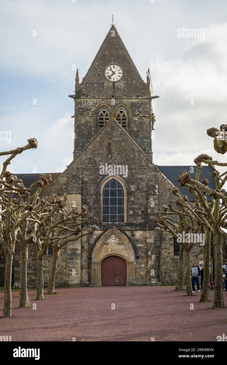 Sainte-Mère-Église, famosa per il memoriale del paracadute del D-Day della seconda guerra mondiale Foto Stock