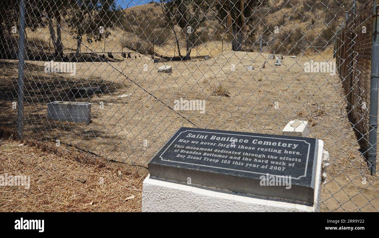 210707 -- SAN BERNARDINO, 7 luglio 2021 -- foto scattata il 6 luglio 2021 mostra la chiesa di San Boniface Indian Industrial School Cemetery a Banning, San Bernardino County, California, Stati Uniti. James Ramos, un deputato dello Stato della California e storico, lunedì si unì ad altri leader tribali in tutta la California meridionale per sostenere un'indagine federale sui collegi indiani operati sotto il programma di assimilazione culturale del governo degli Stati Uniti nel XIX e XX secolo. PER ANDARE CON Roundup: Il membro dell'Assemblea della California sostiene sondaggi nei collegi degli indiani americani in Golden State Photo Foto Stock