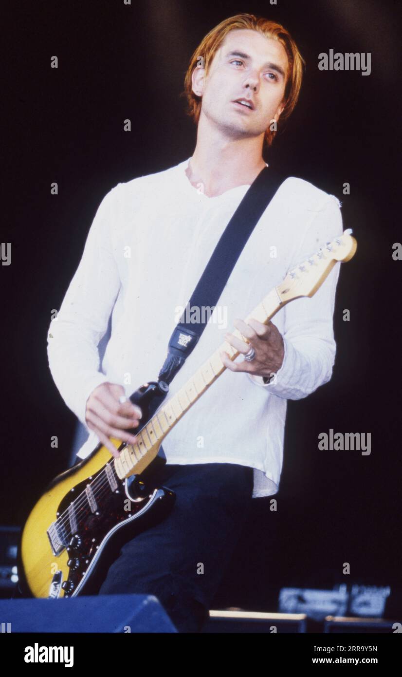 Gavin Rossdale da Bush si esibisce al Glastonbury Festival nel 1995 Foto Stock