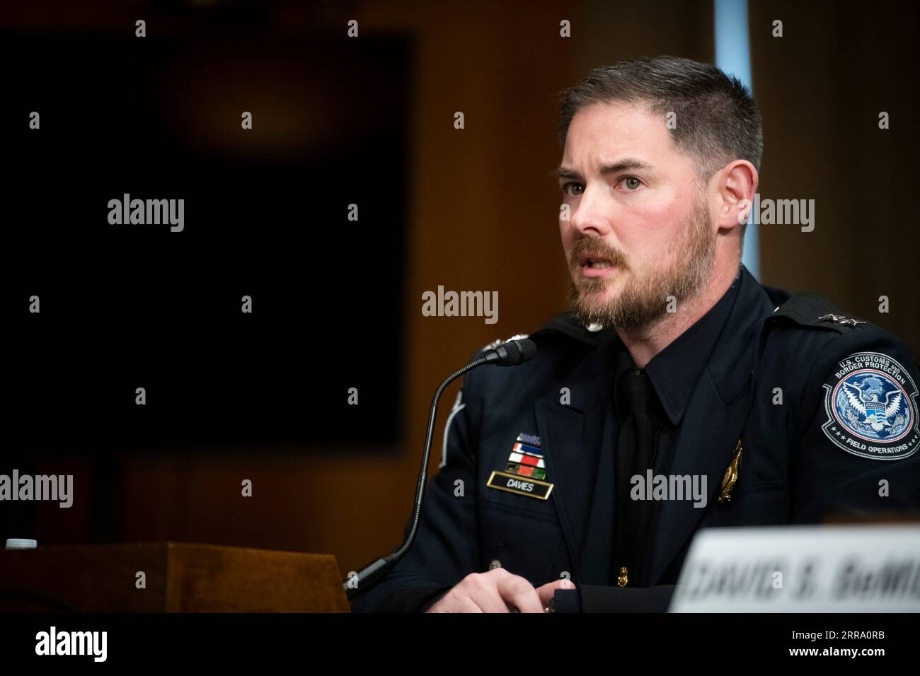 Washington, Stati Uniti d'America. 6 settembre 2023. Matthew Davies, direttore esecutivo, Ufficio per le operazioni sul campo, RICEssibility and Passenger Programs, U.S. Customs and Border Protection, compare dinanzi a un'audizione del Senato per la sicurezza interna e gli affari governativi - sottocommissione per le operazioni governative e la gestione delle frontiere per esaminare dopo il blocco, concentrandosi sulla rintracciabilità delle responsabilità del DHS dopo il titolo 42, nel Dirksen Senate Office Building a Washington, DC, mercoledì 6 settembre 2023. Credito: Rod Lamkey/CNP/Sipa USA credito: SIPA USA/Alamy Live News Foto Stock