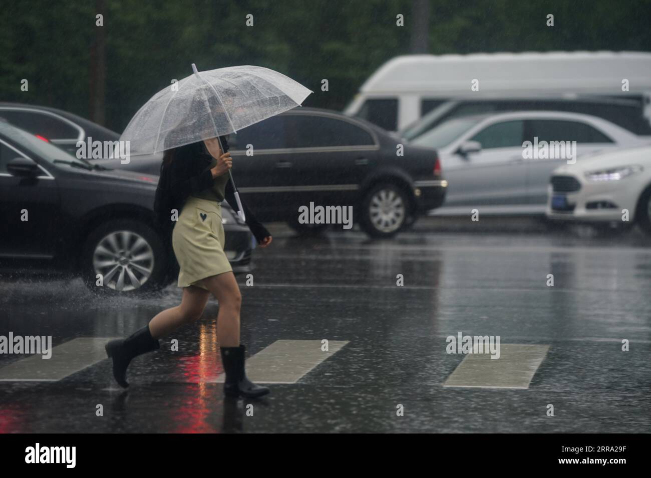 210712 -- PECHINO, 12 luglio 2021 -- Un cittadino cammina sotto la pioggia vicino a una stazione della metropolitana a Pechino, capitale della Cina, 12 luglio 2021. Secondo il dipartimento municipale per il controllo delle inondazioni, la capitale cinese Pechino è stata colpita da forti precipitazioni dalle 18:00, domenica con precipitazioni fino a 116,4 mm. Dalle 18:00 della domenica alle 9:00 del lunedì, Pechino ha registrato precipitazioni medie di 65,9 mm. Le aree urbane della città hanno riportato precipitazioni medie più alte di 79,9 mm. CINA-PECHINO-PRECIPITAZIONI PESANTI CN PengxZiyang PUBLICATIONxNOTxINxCHN Foto Stock