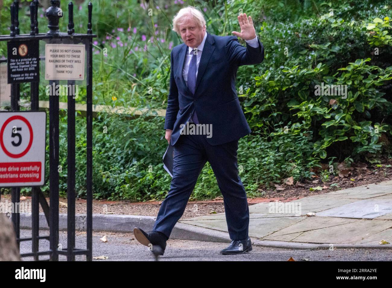 210712 -- LONDRA, 12 luglio 2021 -- il primo ministro britannico Boris Johnson torna a Downing Street dopo aver partecipato a una conferenza stampa a Londra, in Gran Bretagna, il 12 luglio 2021. Il governo britannico ha confermato lunedì che la maggior parte delle restrizioni COVID-19 in Inghilterra terminerà la prossima settimana, nonostante i casi in aumento causati dalla variante Delta individuata per la prima volta in India. Foto di /Xinhua BRITAIN-LONDON-COVID-19-RESTRICTIONS-LIFTING RayxTang PUBLICATIONxNOTxINxCHN Foto Stock