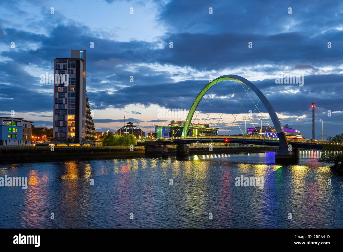 Ponte stradale Clyde Arc sul fiume Clyde nella città di Glasgow in Scozia, Regno Unito. Foto Stock