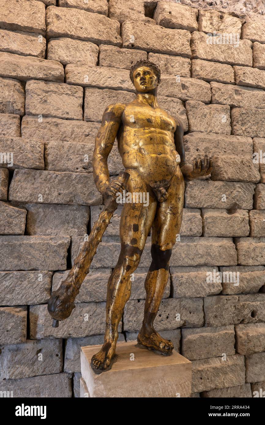 Statua di Ercole in bronzo dorato nei Musei Capitolini, Roma, Italia. Sul sito è stata trovata una statua in stile ellenistico del II secolo a.C. Foto Stock