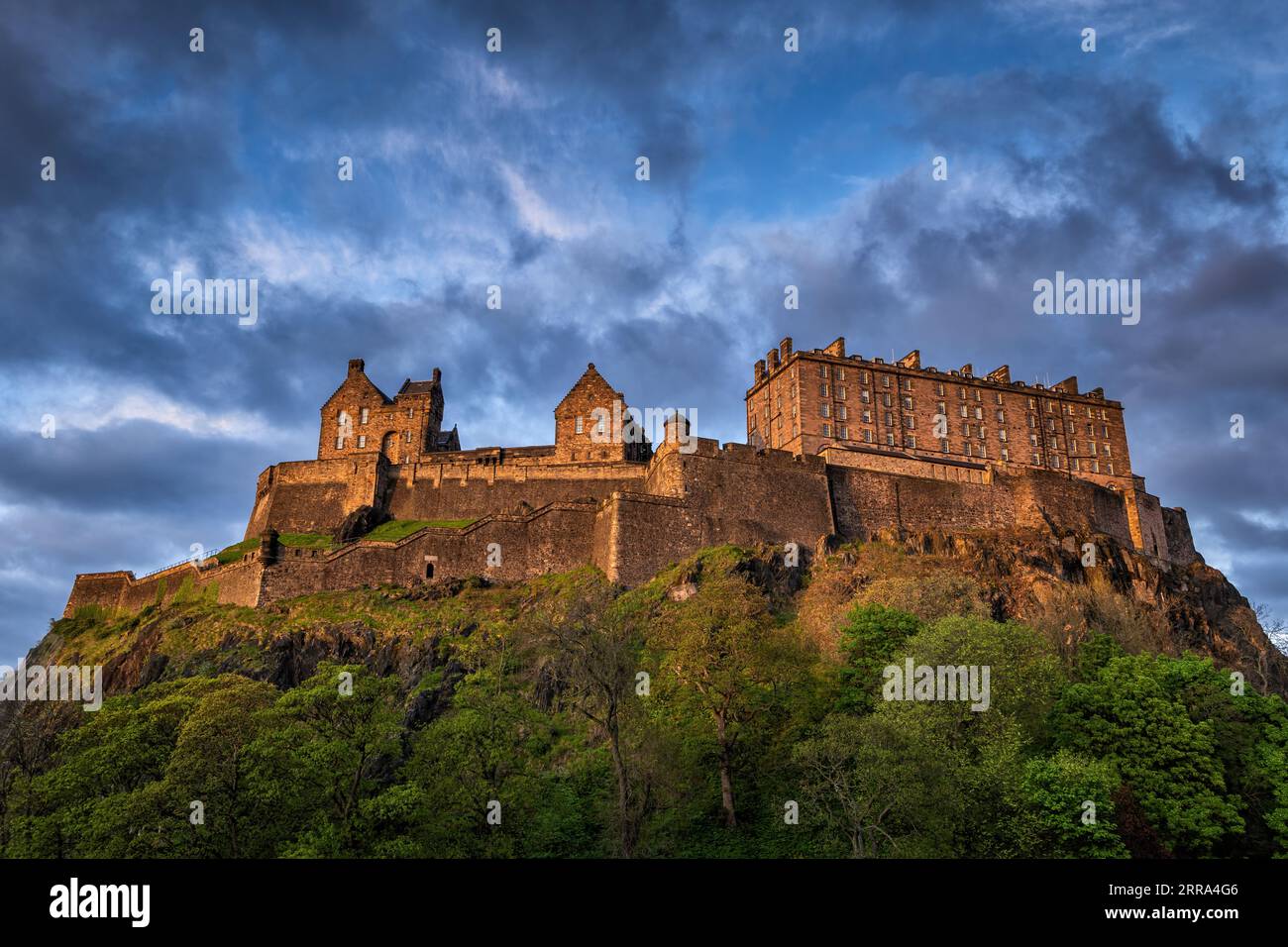 Castello di Edimburgo al tramonto nella città di Edimburgo, Scozia, Regno Unito. Foto Stock