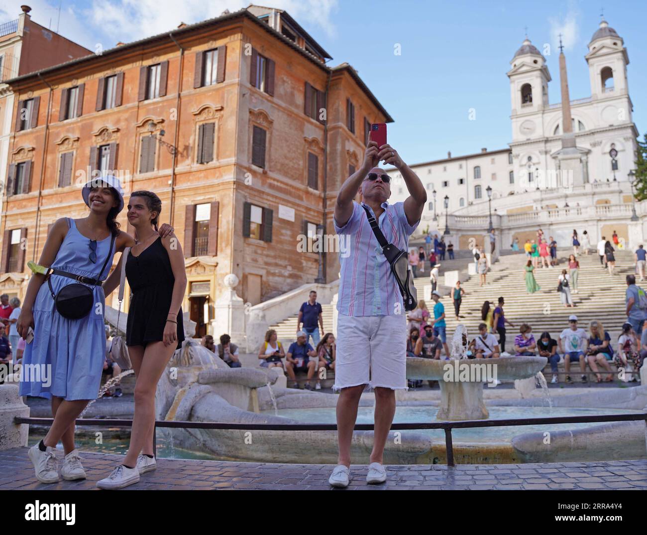 210715 -- ROMA, 15 luglio 2021 -- la gente visita Piazza di Spagna a Roma, Italia, il 15 luglio 2021. L'Italia ha riportato giovedì 2.455 nuovi casi di COVID-19, portando il numero totale di casi confermati di COVID-19 a 4.278.319, secondo gli ultimi dati del Ministero della salute. ITALIA-ROMA-COVID-19-CASI JinxMamengni PUBLICATIONxNOTxINxCHN Foto Stock