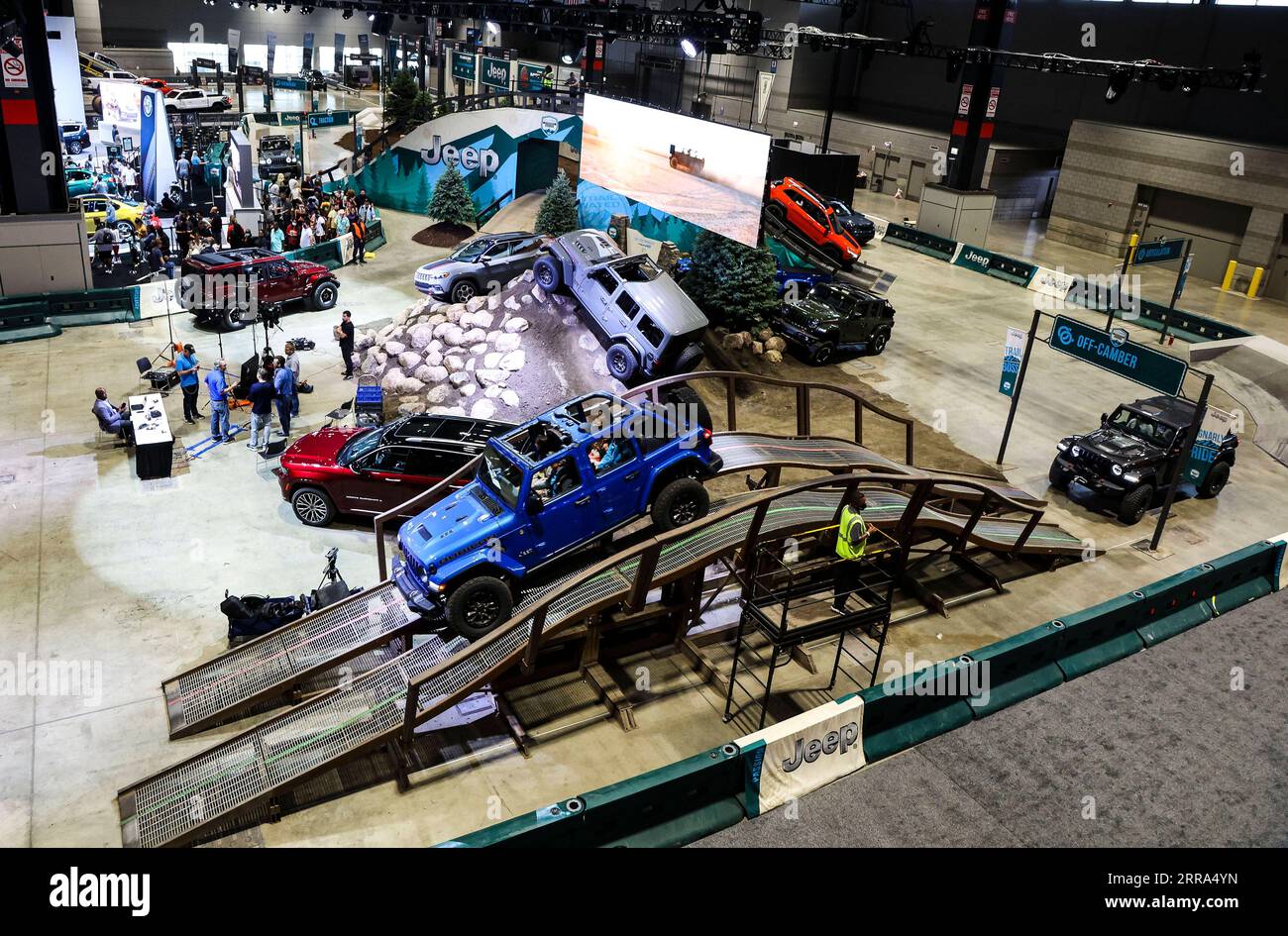 News Bilder des Tages 210716 -- CHICAGO, 16 luglio 2021 -- vari modelli di Jeeps mostrano le loro capacità fuoristrada sul percorso ad ostacoli al Chicago Auto Show 2021 tenutosi al McCormick Place di Chicago, negli Stati Uniti, il 15 luglio 2021. Il Chicago Auto Show 2021 è iniziato giovedì con oltre 20 produttori di tutto il mondo che hanno presentato i loro ultimi veicoli. Foto di /Xinhua U.S.-CHICAGO-AUTO SHOW JoelxLerner PUBLICATIONxNOTxINxCHN Foto Stock