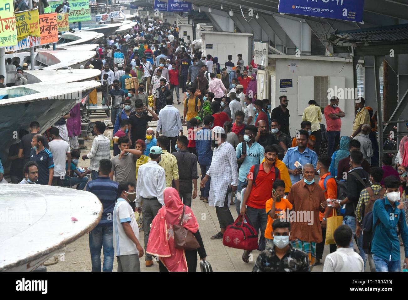 210718 -- DACCA, 18 luglio 2021 -- i viaggiatori sono visti al terminal di Sadarghat davanti a Eid al-Adha a Dacca, Bangladesh, il 18 luglio 2021. Mentre Eid al-Adha si avvicina, centinaia di migliaia di abitanti di Dhaka sono usciti dalla città per unirsi al festival con i loro compagni nelle case del villaggio. BANGLADESH-DHAKA-EID AL-ADHA-TRAVELERS SALIM PUBLICATIONXNOTXINXCHN Foto Stock