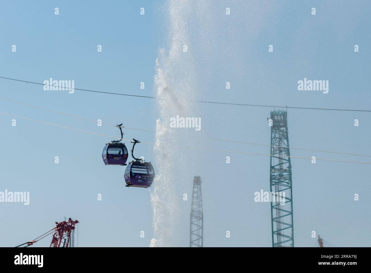 Londra, Regno Unito. 7 settembre 2023. Il Saltley Geyser, dell'artista David Cotterrell, viene svelato nei Royal Docks, con le IFS Cloud Cable Cars sullo sfondo. L'opera d'arte spara un getto d'acqua di 30 metri nell'aria ed è la commissione artistica dell'anno per il Totally Thames Festival. Crediti: Stephen Chung / Alamy Live News Foto Stock