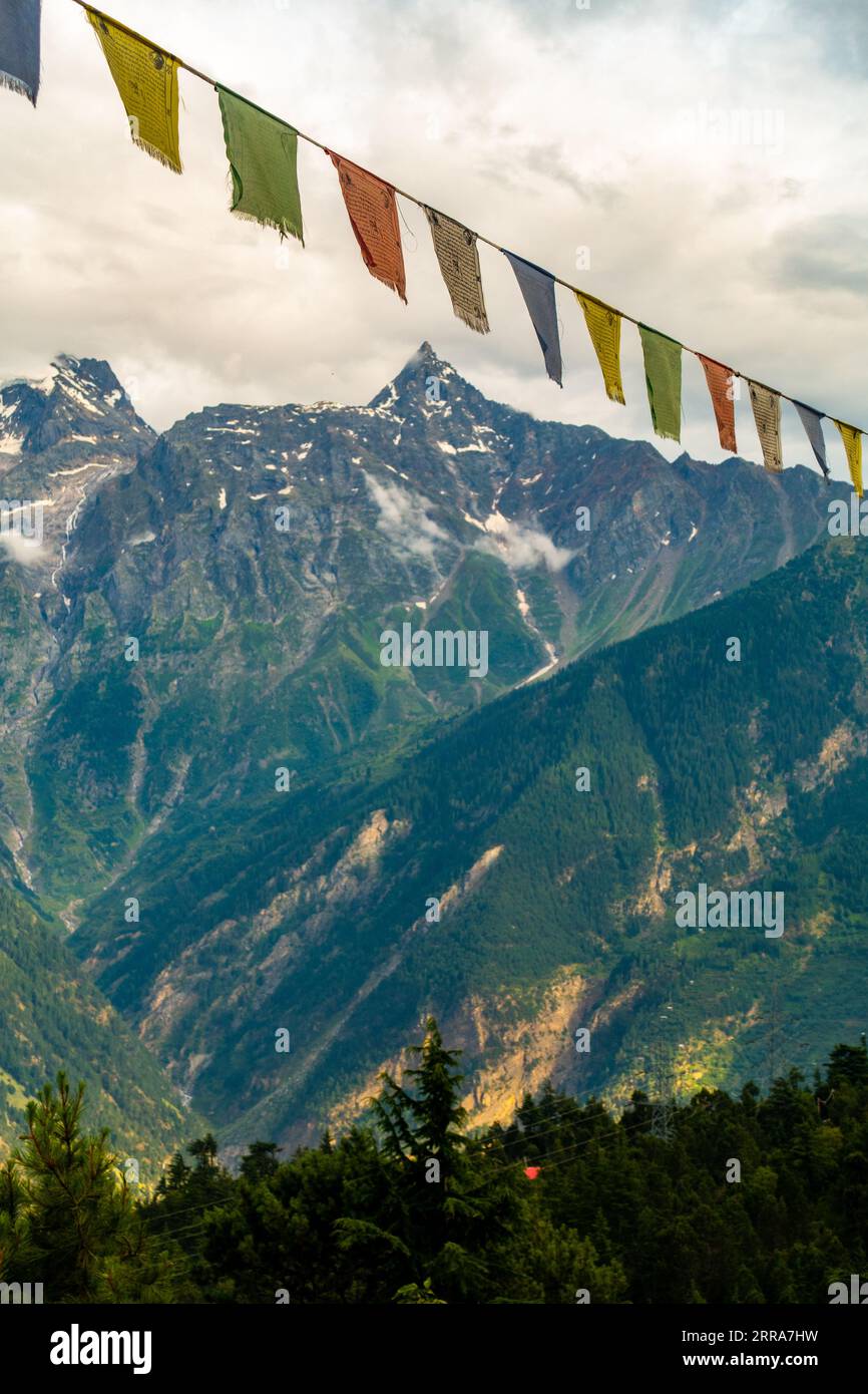 Reckong PEO, Kalpa Valley, Himachal Pradesh, India: Vette maestose con bandiere di preghiera. Foto Stock