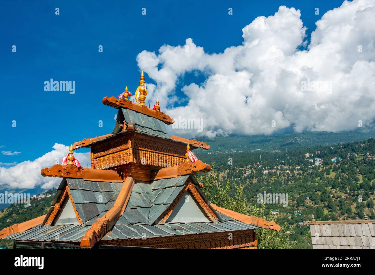 Tempio buddista sul tetto tra montagne panoramiche, Reckong PEO, Himachal Pradesh, India Foto Stock