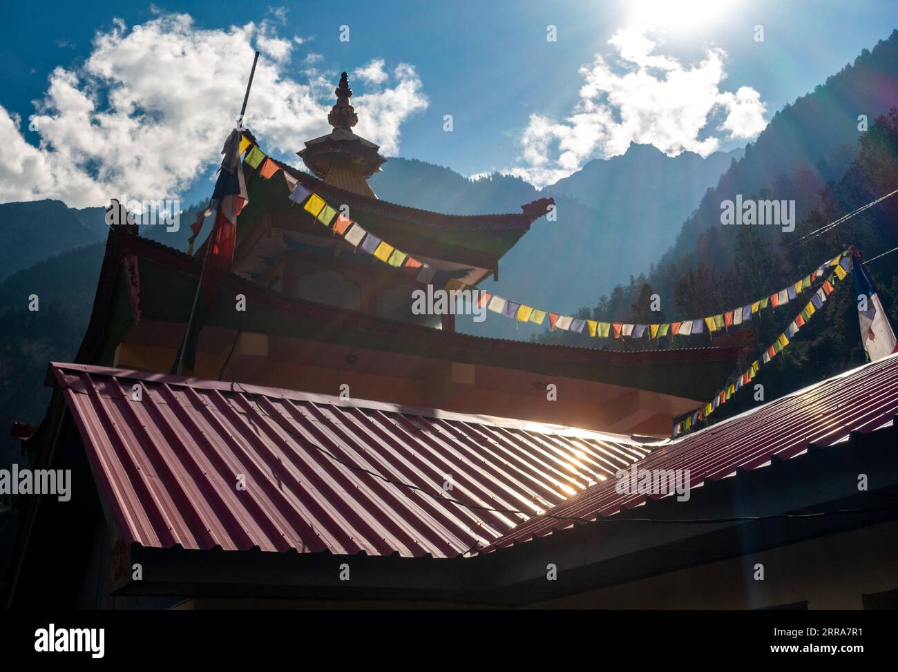 Tempio buddista sul tetto con bandiere di preghiera tra montagne panoramiche, Reckong PEO, Himachal Pradesh, India Foto Stock