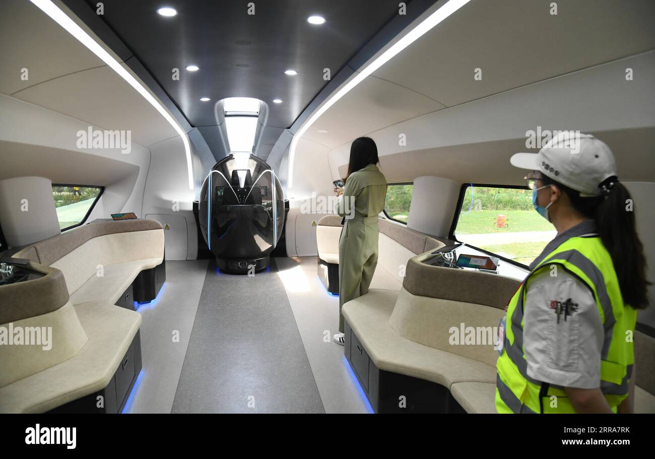 210720 -- QINGDAO, 20 luglio 2021 -- Un visitatore vive per se stessa all'interno di un gabinetto del nuovo treno maglev ad alta velocità cinese a Qingdao, nella provincia dello Shandong della Cina orientale, 20 luglio 2021. Il nuovo treno maglev ad alta velocità della Cina è uscito dalla linea di produzione martedì. Ha una velocità massima progettata di 600 km all'ora -- attualmente il veicolo di terra più veloce disponibile a livello globale. Il nuovo sistema di trasporto maglev ha fatto il suo debutto pubblico nella città costiera di Qingdao, nella provincia dello Shandong della Cina orientale. Si è sviluppato da sola dalla Cina, segnando l'ultimo risultato scientifico e tecnologico del paese Foto Stock