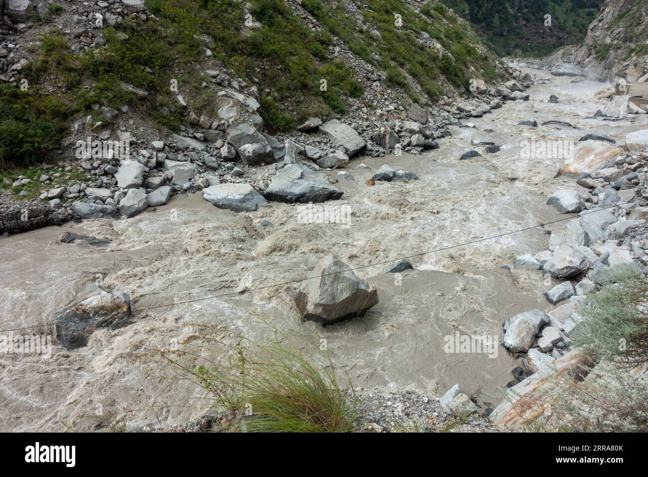 Monsoon porta potenti correnti al fiume Satluj, in Himachal Pradesh, India. Foto Stock