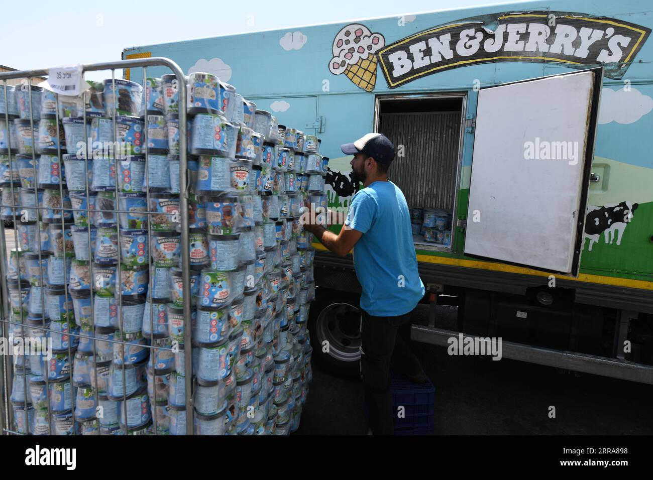 210720 -- BIRRA TUVIA, 20 luglio 2021 -- Un operaio gestisce vasche di gelato Ben & Jerry's in una fabbrica a Beer Tuvia, nel sud di Israele, il 20 luglio 2021. Israele martedì ha avvertito il gigante dei beni di consumo Unilever di gravi conseguenze sulla decisione della sua controllata Ben & Jerry S di interrompere le vendite di gelati negli insediamenti israeliani. VIA XINHUA ISRAEL-BIRRA TUVIA-BEN & JERRY S-GELATO-VENDITE BAN-SETTLEMENTS JINI PUBLICATIONXNOTXINXCHN Foto Stock