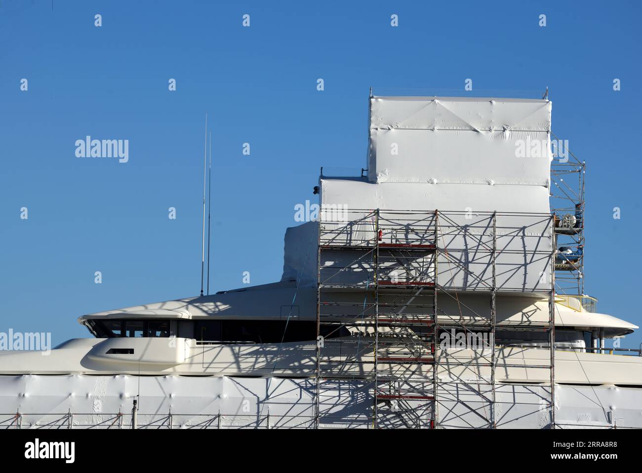 Yacht di lusso riadattati o sottoposti a manutenzione, coperti da impalcature e teloni, nel cantiere navale di la Ciotat o nei cantieri navali della Provenza Francia Foto Stock