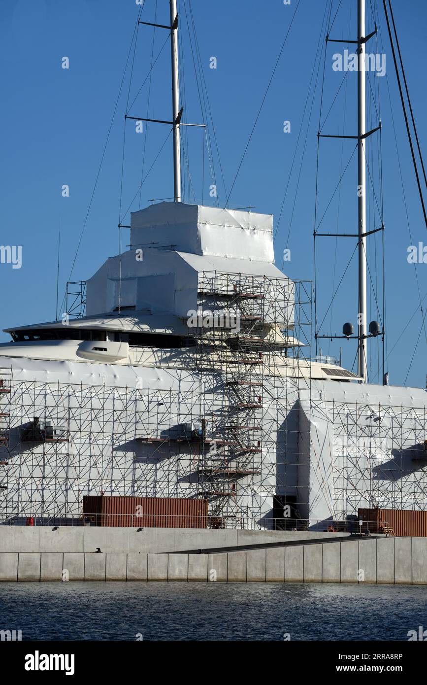 Yacht di lusso riadattati o sottoposti a manutenzione, coperti da impalcature e teloni, nel cantiere navale di la Ciotat o nei cantieri navali della Provenza Francia Foto Stock