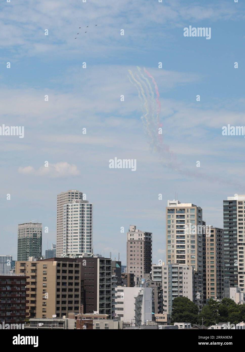 210723 -- TOKYO, 23 luglio 2021 -- velivoli della Blue Impulse della Japan Air Self-Defense Force partecipano ad un airshow in vista della cerimonia di apertura dei Giochi Olimpici di Tokyo 2020 a Tokyo, in Giappone, il 23 luglio 2021. TOKYO202020JAPAN-TOKYO-OLY-AIRSHOW-BLUE IMPULSE WANGXJINGQIANG PUBLICATIONXNOTXINXCHN Foto Stock