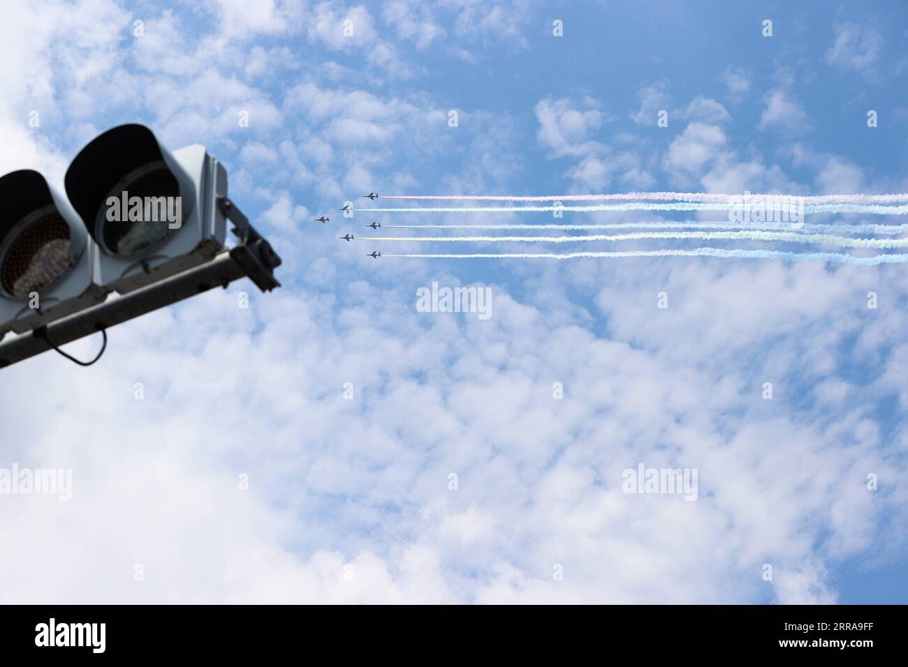 210723 -- TOKYO, 23 luglio 2021 -- velivoli della Blue Impulse della Japan Air Self-Defense Force partecipano ad un airshow in vista della cerimonia di apertura dei Giochi Olimpici di Tokyo 2020 a Tokyo, in Giappone, il 23 luglio 2021. TOKYO2020JAPAN-TOKYO-OLY-AIRSHOW-BLUE IMPULSE DINGXTING PUBLICATIONXNOTXINXCHN Foto Stock