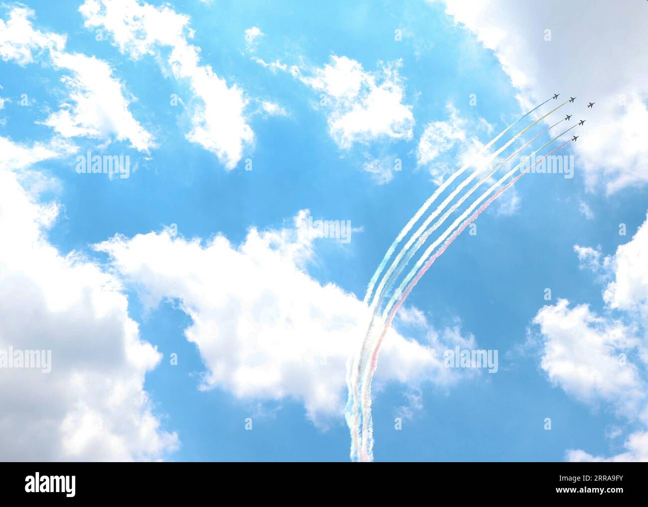 210723 -- TOKYO, 23 luglio 2021 -- velivoli della Blue Impulse della Japan Air Self-Defense Force partecipano ad un airshow in vista della cerimonia di apertura dei Giochi Olimpici di Tokyo 2020 a Tokyo, in Giappone, il 23 luglio 2021. TOKYO202020JAPAN-TOKYO-OLY-AIRSHOW-BLUE IMPULSE WANGXJINGQIANG PUBLICATIONXNOTXINXCHN Foto Stock