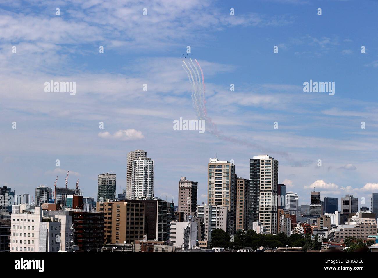 210723 -- TOKYO, 23 luglio 2021 -- velivoli della Blue Impulse della Japan Air Self-Defense Force partecipano ad un airshow in vista della cerimonia di apertura dei Giochi Olimpici di Tokyo 2020 a Tokyo, in Giappone, il 23 luglio 2021. TOKYO2020JAPAN-TOKYO-OLY-AIRSHOW-BLUE IMPULSE WANGXLILI PUBLICATIONXNOTXINXCHN Foto Stock
