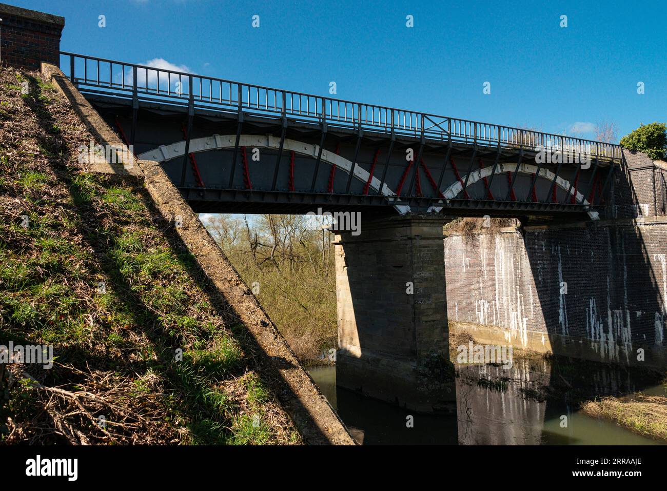 Iron Trunk Aqueduct (o Cosgrove Aqueduct) porta il Grand Union Canal sul fiume Ouse nel Buckinghamshire Foto Stock