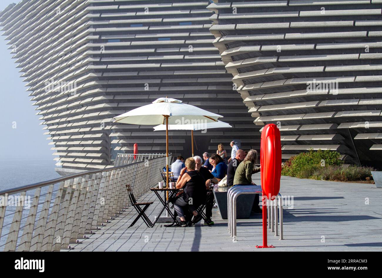 Dundee, Tayside, Scozia, Regno Unito. 7 settembre 2023. Meteo del Regno Unito: Con i massimi di 25 °C, la Scozia nord-orientale sta vedendo una combinazione di haar costiero e il luminoso sole estivo indiano. Una magnifica foto della costa divisa con il fiume Tay coperto di nebbia e l'altro brillante sole di settembre. Sia la gente del posto che i turisti sono fuori e vogliono godersi il tempo strano lungo il lungomare di Dundee e il V&A Design Museum. Crediti: Dundee Photographics/Alamy Live News Foto Stock