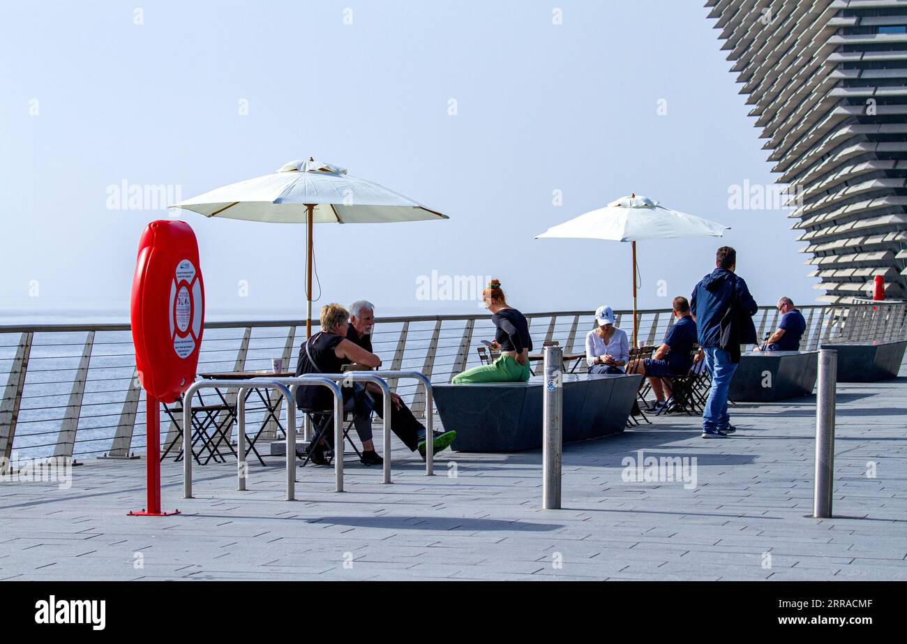 Dundee, Tayside, Scozia, Regno Unito. 7 settembre 2023. Meteo del Regno Unito: Con i massimi di 25 °C, la Scozia nord-orientale sta vedendo una combinazione di haar costiero e il luminoso sole estivo indiano. Una magnifica foto della costa divisa con il fiume Tay coperto di nebbia e l'altro brillante sole di settembre. Sia la gente del posto che i turisti sono fuori e vogliono godersi il tempo strano lungo il lungomare di Dundee e il V&A Design Museum. Crediti: Dundee Photographics/Alamy Live News Foto Stock