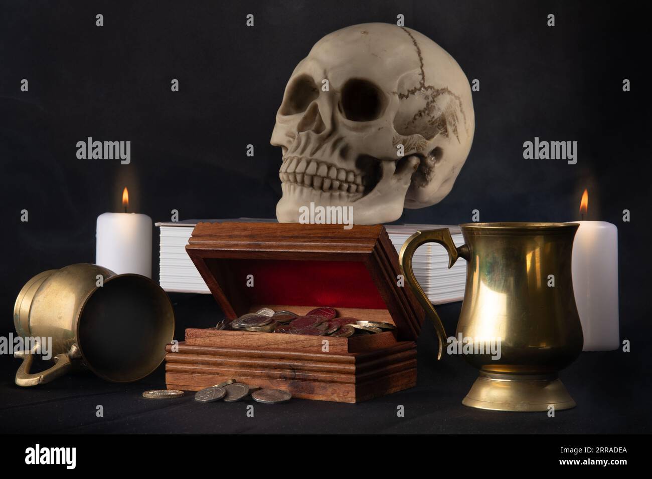 Un'immagine di natura morta che raffigura un teschio umano, una cassa di denaro, calici e candele Foto Stock