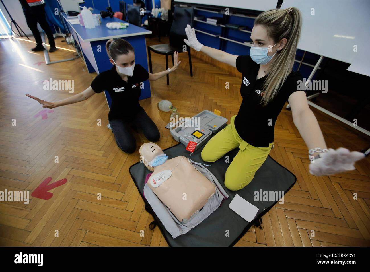 210727 -- BUCAREST, 27 luglio 2021 -- i formatori dimostrano le tecniche di pronto soccorso su un manichino presso la sede del servizio ambulanza di Bucarest, Romania, 26 luglio 2021. Foto di /Xinhua ROMANIA-BUCAREST-PRIMO SOCCORSO-FORMAZIONE CristianxCristel PUBLICATIONxNOTxINxCHN Foto Stock