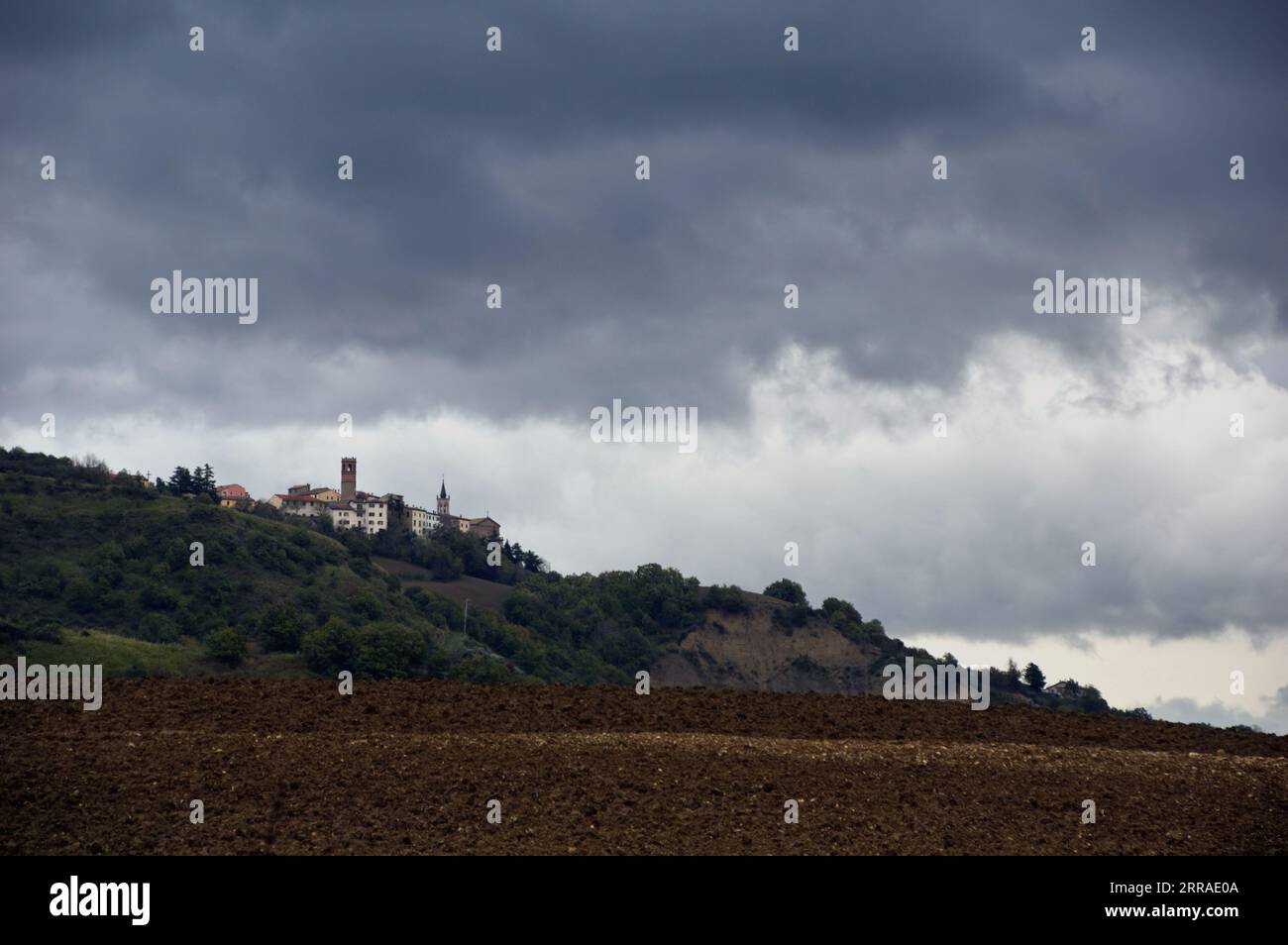 il paese di auditore contro un cielo tempestoso Foto Stock