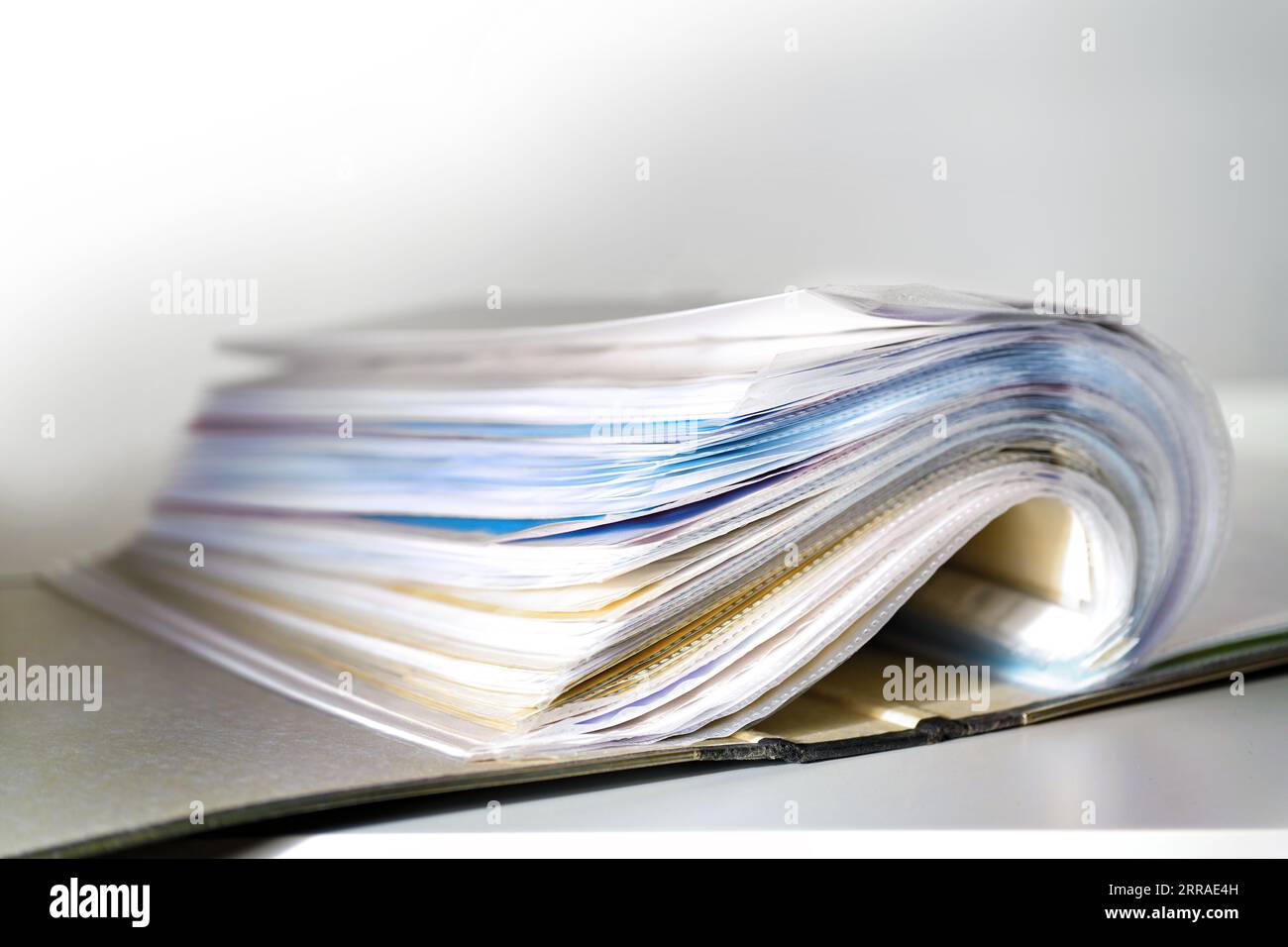 Rilegatura ad anelli aperta con molti documenti in maniche trasparenti o tasche perforate, concetto per l'organizzazione dell'ufficio, burocrazia e affari, copia Foto Stock