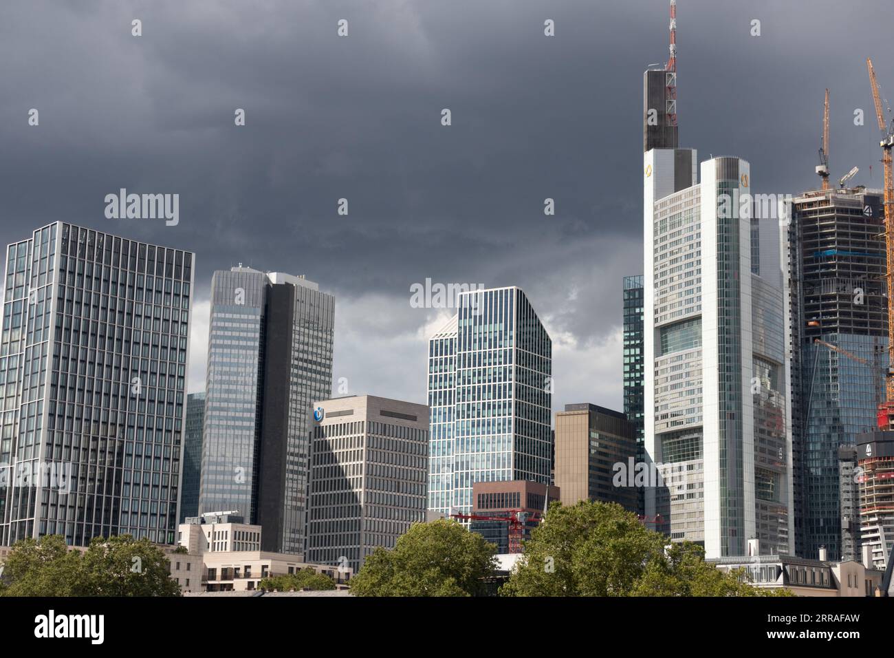 Grattacieli sulla riva del meno a Francoforte sul meno, Germania Foto Stock