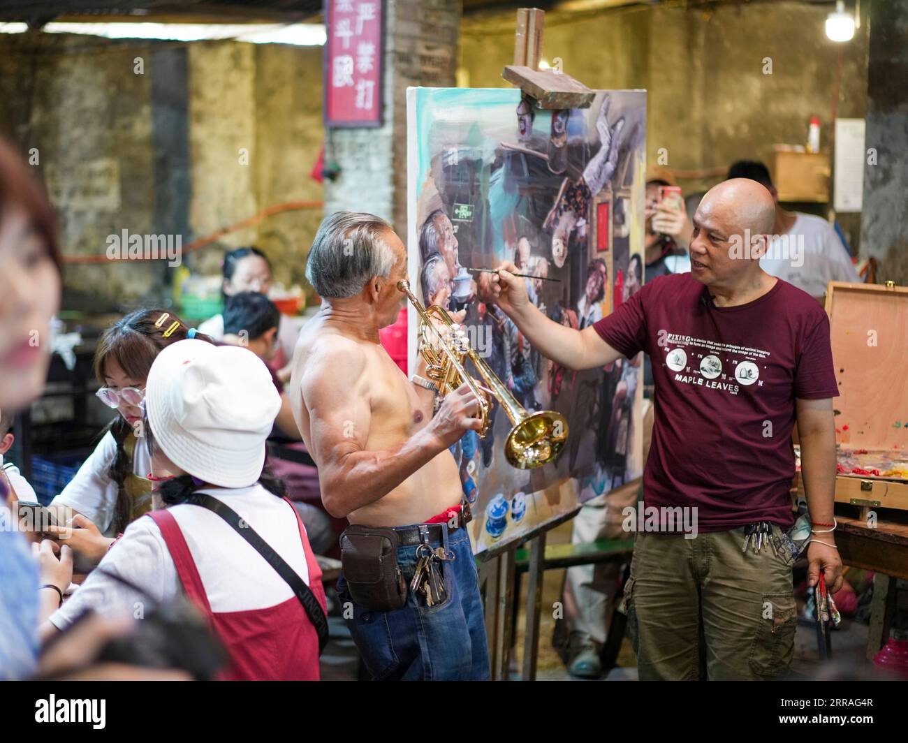 210730 -- CHONGQING, 30 luglio 2021 -- Chen Anjian 1st R lavora su un dipinto ad olio alla Communications Teahouse nel sud-ovest della Cina a Chongqing, 26 luglio 2021. Chen Anjian, 62 anni, insegnante di pittura ad olio presso l'Istituto di Belle Arti di Sichuan, frequenta la Chongqing Communications Teahouse da più di 20 anni. Fondata nel 1987, la Communications Teahouse è ora l'unica vecchia casa da tè di Chongqing che ha mantenuto lo stile originale degli anni '1970 e '80 E' uno dei punti di riferimento culturali chiave di Chongqing, ed e' visitato da migliaia di amanti del te' ogni giorno. La Communications Teahouse è la vita Foto Stock