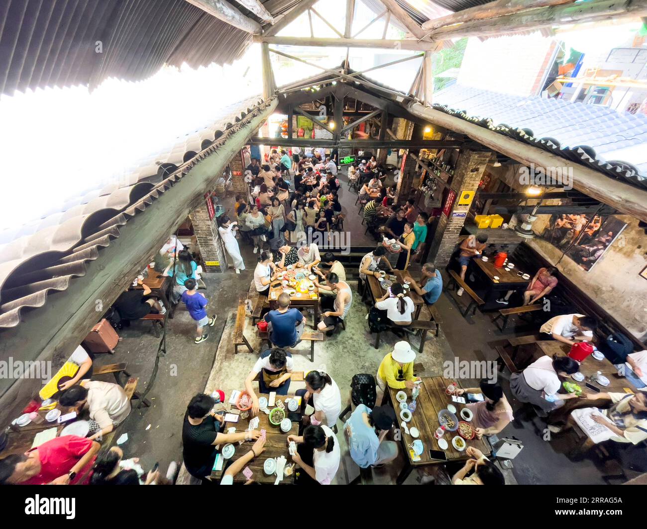 210730 -- CHONGQING, 30 luglio 2021 -- le persone chiacchierano mentre bevevano un tè al Communications Teahouse, a Chongqing, nella Cina sud-occidentale, 26 luglio 2021. Chen Anjian, 62 anni, insegnante di pittura ad olio presso l'Istituto di Belle Arti di Sichuan, frequenta la Chongqing Communications Teahouse da più di 20 anni. Fondata nel 1987, la Communications Teahouse è ora l'unica vecchia casa da tè di Chongqing che ha mantenuto lo stile originale degli anni '1970 e '80 E' uno dei punti di riferimento culturali chiave di Chongqing, ed e' visitato da migliaia di amanti del te' ogni giorno. La Communications Teahouse è lo spazio abitativo di CH Foto Stock