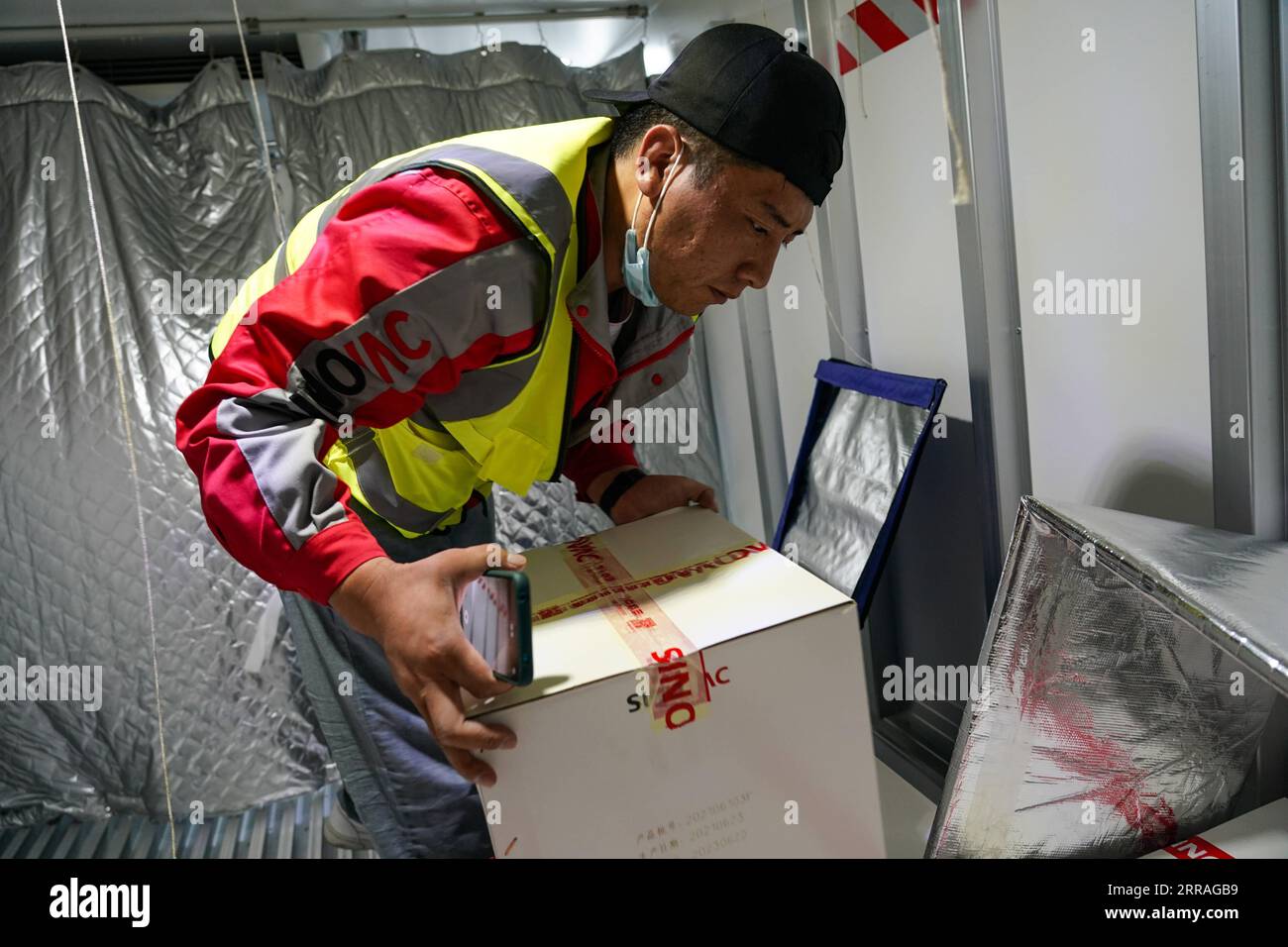 210730 -- PECHINO, 30 luglio 2021 -- Lu Yanhui trasferisce i vaccini COVID-19 nella contea di Daocheng, provincia del Sichuan della Cina sud-occidentale, 22 luglio 2021. Oltre 1,6 miliardi di dosi di vaccini COVID-19 erano state somministrate in Cina a luglio 28, ha detto giovedì la Commissione sanitaria Nazionale. I vaccini COVID-19 vengono inviati da Pechino in altre parti del paese ogni giorno. Lu Yanhui e Liu si, due conducenti di Sinovac Research & Development Co., Ltd., hanno assunto il compito di inviare un lotto di vaccini COVID-19 da Pechino alla prefettura di Ganzi nella provincia del Sichuan il 20 luglio 2021. Hanno fatto a turno guidando, fermandosi Foto Stock