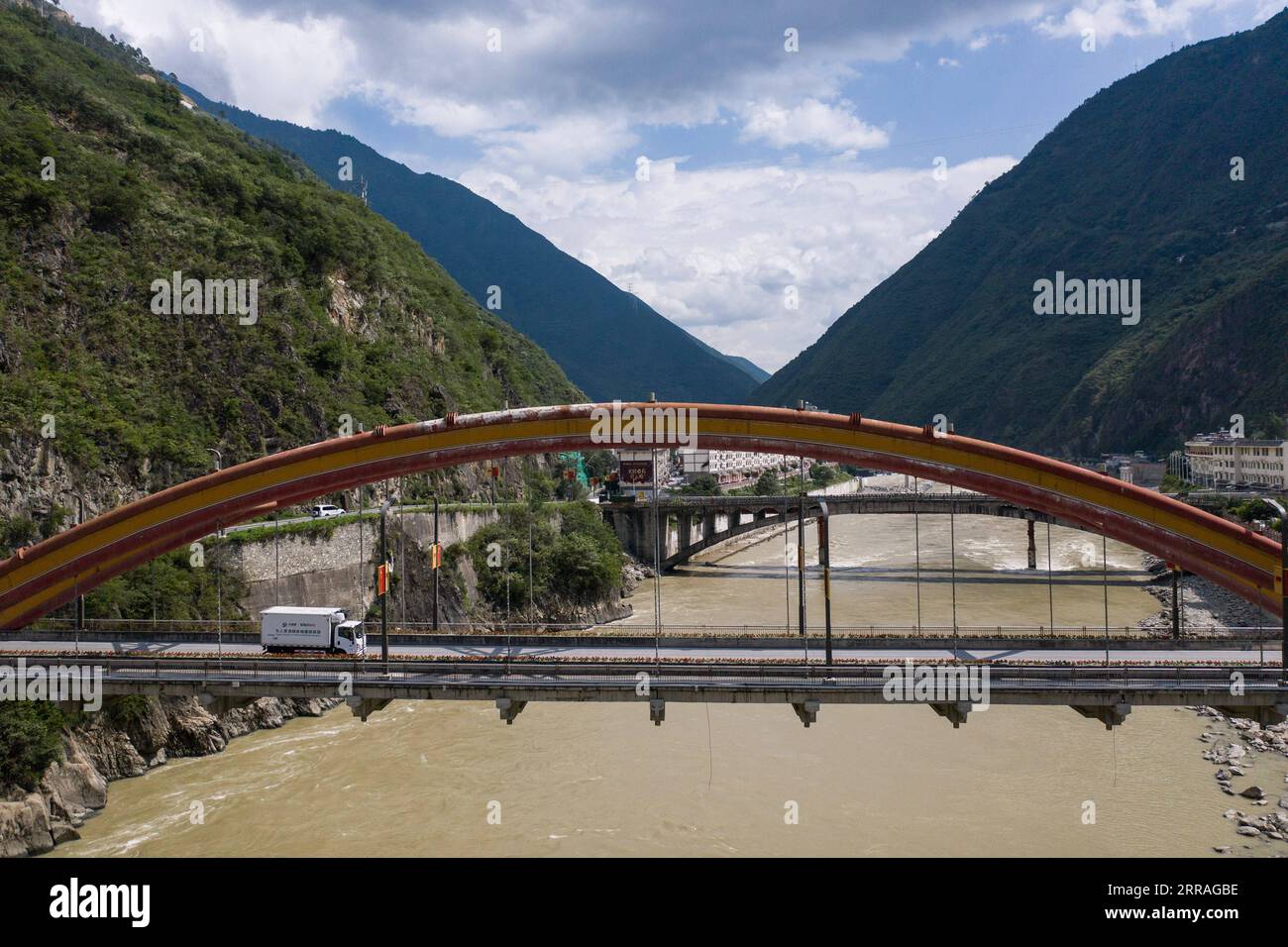 210730 -- PECHINO, 30 luglio 2021 -- il camion refrigerato che trasporta i vaccini COVID-19 è visto su un ponte sul fiume Dadu, 23 luglio 2021. Oltre 1,6 miliardi di dosi di vaccini COVID-19 erano state somministrate in Cina a luglio 28, ha detto giovedì la Commissione sanitaria Nazionale. I vaccini COVID-19 vengono inviati da Pechino in altre parti del paese ogni giorno. Lu Yanhui e Liu si, due conducenti di Sinovac Research & Development Co., Ltd., hanno assunto il compito di inviare un lotto di vaccini COVID-19 da Pechino alla prefettura di Ganzi nella provincia del Sichuan il 20 luglio 2021. Hanno fatto a turno guidando, fermando e Foto Stock