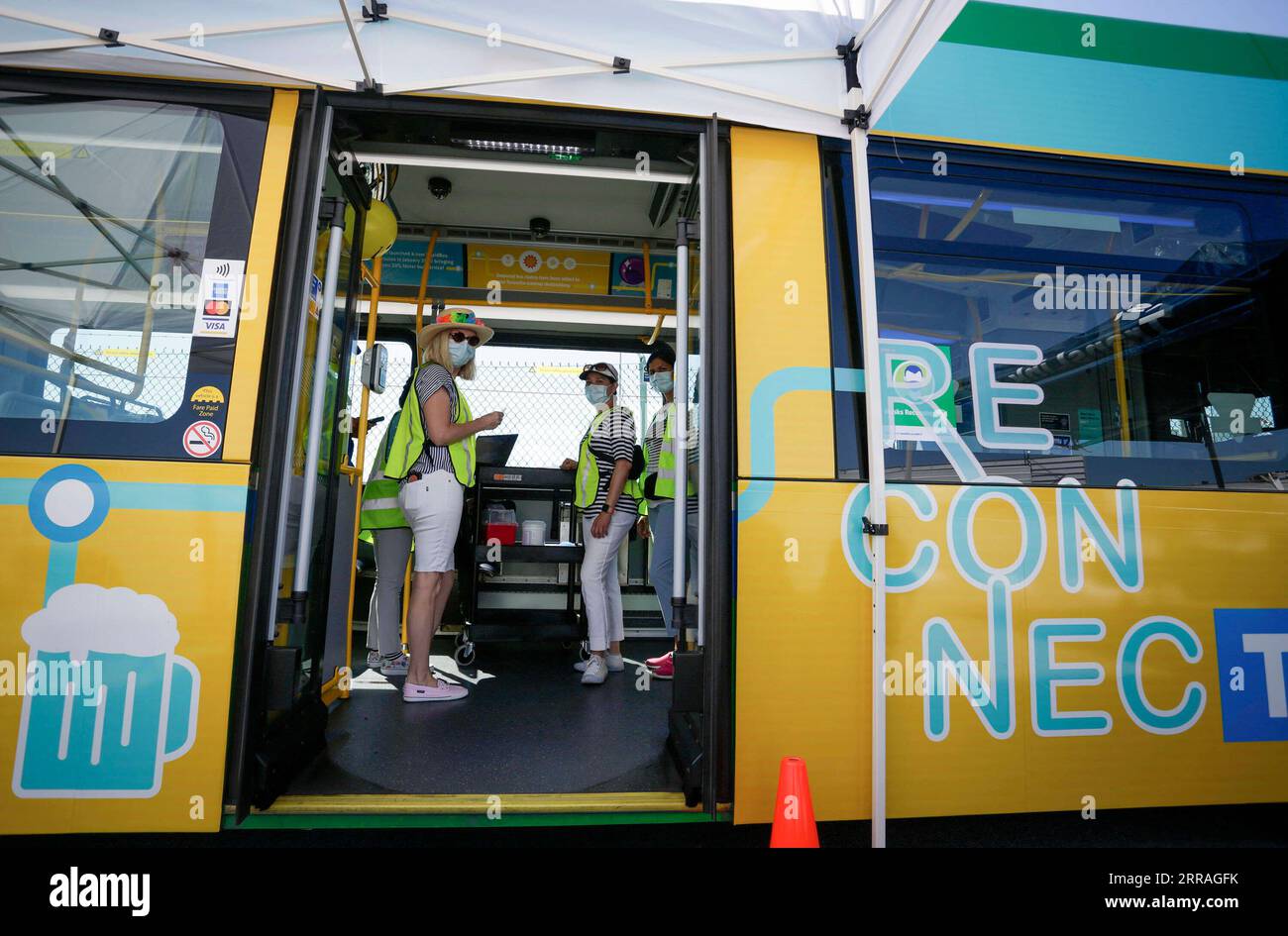 210730 -- DELTA CANADA, 30 luglio 2021 -- gli operatori sanitari sono visti su un autobus per vaccini COVID-19 al terminal dei traghetti di Tsawwassen a Delta, British Columbia, Canada, il 30 luglio 2021. Il bus dei vaccini fa parte della campagna Vax for B.C. nella Columbia Britannica, volta ad aumentare il tasso di vaccinazione. Foto di /Xinhua CANADA-DELTA-COVID-19-VACCINE BUS LiangxSen PUBLICATIONxNOTxINxCHN Foto Stock