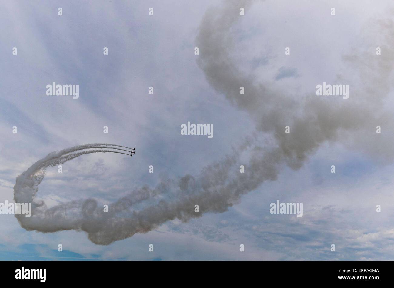 210731 -- OSHKOSH, 31 luglio 2021 -- Aircraft leave a trail of Smoke at the Experimental Aircraft Association EAA AirVenture 2021 a Oshkosh, Wisconsin, USA, 30 luglio 2021. L'EAA AirVenture, una fiera aerea annuale che riunisce gli appassionati dell'aviazione, è in corso dal 26 luglio al 1° agosto 2021. Foto di /Xinhua U.S.-OSHKOSH-EAA AIRVENTURE JoelxLerner PUBLICATIONxNOTxINxCHN Foto Stock