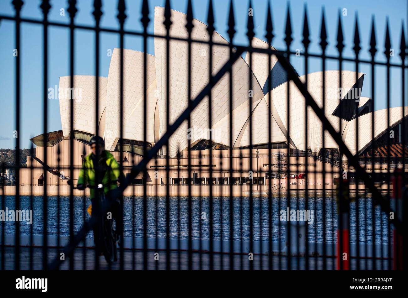 210804 -- SYDNEY, 4 agosto 2021 -- Una donna va in bicicletta vicino alla Sydney Opera House a Sydney, Australia, 4 agosto 2021. A partire da martedì pomeriggio, vi erano stati 34.833 casi confermati di COVID-19 in Australia, e il numero di casi acquisiti localmente nelle precedenti 24 ore era di 219, secondo gli ultimi dati del Dipartimento della salute. Recentemente, la città più popolosa del paese, Sydney, nello stato del nuovo Galles del Sud, ha continuato a combattere l'epidemia di COVID-19 innescata dalla variante Delta. AUSTRALIA-SYDNEY-COVID-19-CASI BaixXuefei PUBLICATIONxNOTxINxCHN Foto Stock