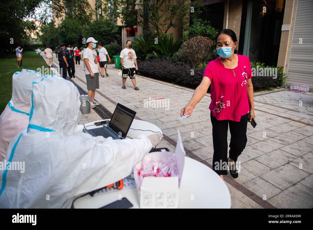 210804 -- ZHANGJIAJIE, 4 agosto 2021 -- Un residente ha le sue informazioni registrate prima del test degli acidi nucleici COVID-19 a Zhangjiajie, provincia di Hunan, Cina centrale, 4 agosto 2021. La città centrale della Cina di Zhangjiajie, che ha riportato un cluster delle recenti infezioni da COVID-19 del paese, aveva completato due cicli di test all inclusive degli acidi nucleici a partire da martedì, hanno detto le autorità locali. Più di 809.000 persone sono state campionate da quando la città ha lanciato il suo primo ciclo di test di massa il 29 luglio, ha detto che la sede comunale sulla prevenzione e il controllo della COVID-19 durante una conferenza stampa tenutasi a Wed Foto Stock